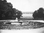 Zachodni fronton zamku oraz fontanna w parku - zdjcie z okoo 1929 roku